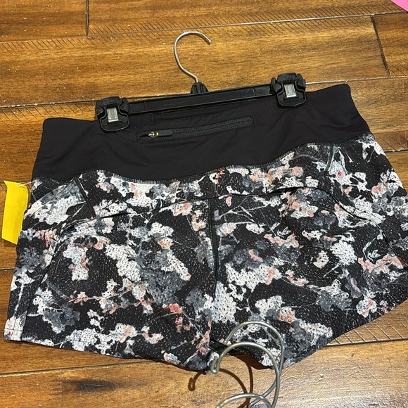 lululemon athletica Black Floral Women's Athletic Shorts - Picture 2 of 3